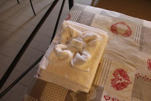 a table with towels on top of a table at La Barchessa Country House in Budrio