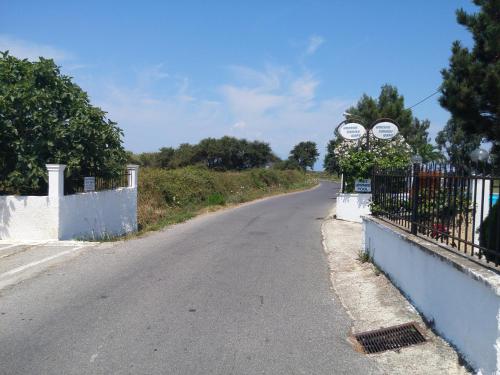 シダリにあるBeautiful nearby beach house with garden, private pool and large yardのギャラリーの写真