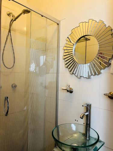 a bathroom with a glass sink and a shower at Hostería Casa Marquez in León