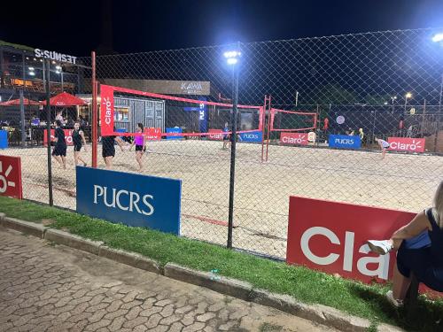 a volley ball court at night with people playing at Casa para 9 pessoas perto da Dom Pedro 2 in Porto Alegre
