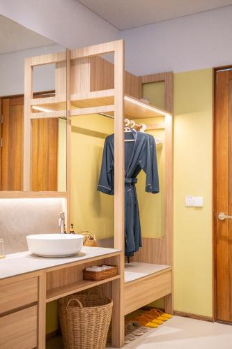 a bathroom with a sink and a mirror at Ozone Cave in Thong Nai Pan Noi