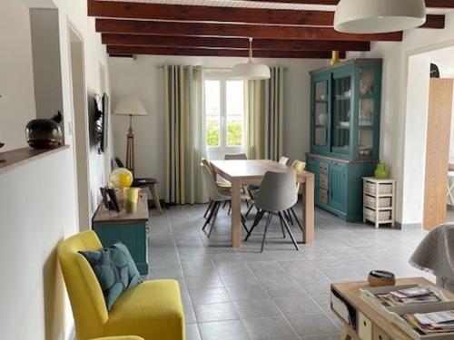 une cuisine et une salle à manger avec une table et des chaises dans l'établissement Maison de Vacances à Noirmoutier - 4 Pers - Animaux Admis - FR-1-823-147, à Noirmoutier-en-l'lle