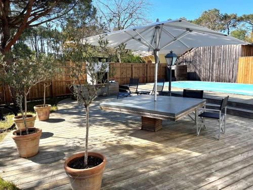 Photo de la galerie de l'établissement Villa plain-pied avec piscine et jardin arboré à Lège-Cap-Ferret - FR-1-736-59, à Lège-Cap-Ferret