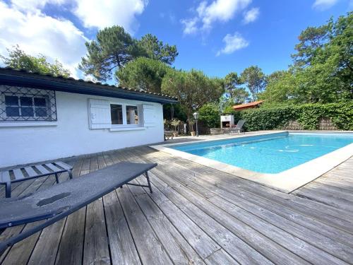 Photo de la galerie de l'établissement Villa plain-pied avec piscine et jardin arboré à Lège-Cap-Ferret - FR-1-736-59, à Lège-Cap-Ferret