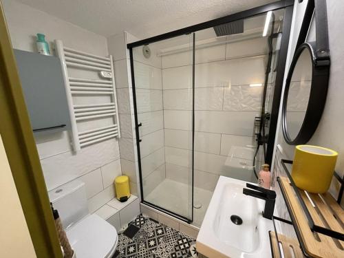 une salle de bain avec une douche, des toilettes et un lavabo dans l'établissement Coquet studio mezzanine exposé sud avec animaux admis - FR-1-787-122, à Laveissière