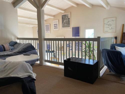 une chambre avec un balcon avec une table et des chaises dans l'établissement Maison confortable à Barbâtre, près de la plage - FR-1-823-148, à Barbâtre