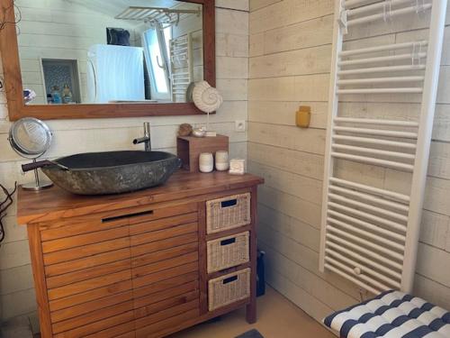une salle de bain avec un lavabo et un miroir dans l'établissement Maison confortable à Barbâtre, près de la plage - FR-1-823-148, à Barbâtre