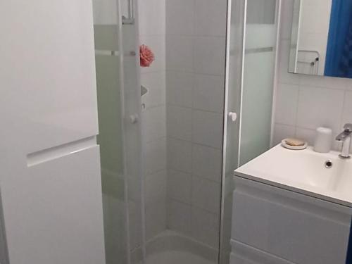 une salle de bain blanche avec une douche et un lavabo dans l'établissement Appartement T2 Frontignan-Plage, 6 pers, vue port, parking inclus - FR-1-785-17, à Frontignan