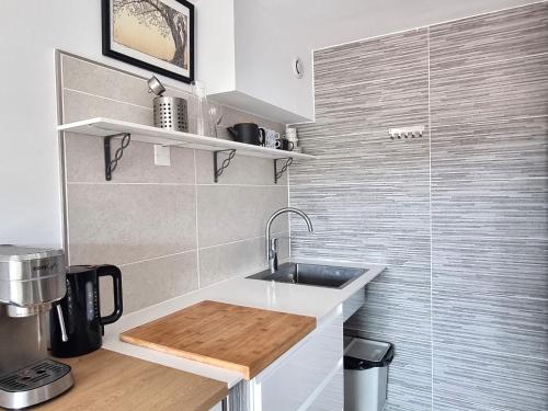 une petite cuisine avec un évier et un comptoir dans l'établissement Charmant T2 avec Grande Terrasse à Port-Vendres - FR-1-309-502, à Port-Vendres