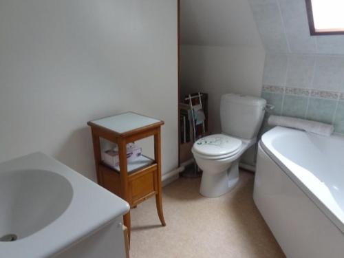 Ένα μπάνιο στο Gîte calme avec Spa en été, animaux acceptés, parcage, pour 8 personnes - FR-1-586-64