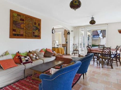 un salon avec un canapé, des chaises et une table dans l'établissement Maison 4 chambres proche mer, jardin et terrasse - FR-1-423-322, au Grau-dʼAgde