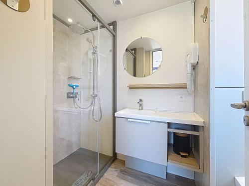 une salle de bain avec un lavabo et une douche dans l'établissement Mobil-home confort 6 pers, 3 ch, pisc chauffée, à 200m plage Jullouville - FR-1-361A-70, à Jullouville
