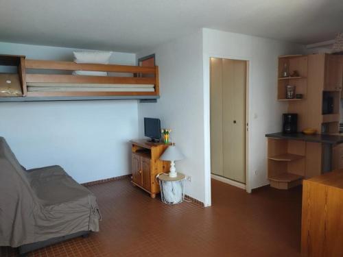 Cette chambre comprend un lit et un bureau avec une lampe. dans l'établissement Gruissan Grazel - T2 Confortable 4/5 Pers, PKG sécurisé, Proche plage - FR-1-796-59, à Gruissan