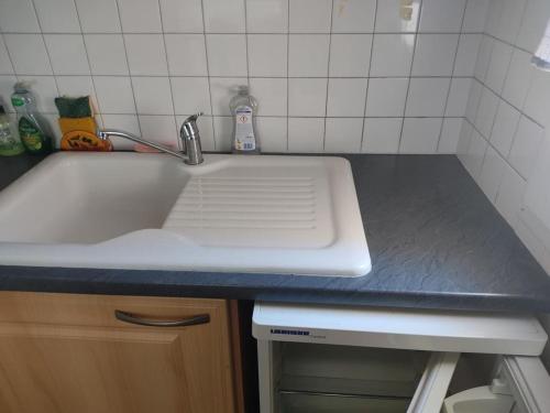 d'un comptoir de cuisine avec un évier et un canapé. dans l'établissement Gruissan Grazel - T2 Confortable 4/5 Pers, PKG sécurisé, Proche plage - FR-1-796-59, à Gruissan