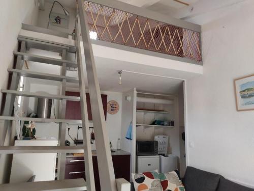 - un salon avec un escalier en colimaçon dans l'établissement Gruissan: 4 Pers, Clim, Parking, Proche Centre - FR-1-796-81, à Gruissan