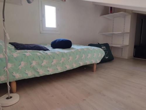 un lit avec deux oreillers dessus dans une chambre dans l'établissement Gruissan: 4 Pers, Clim, Parking, Proche Centre - FR-1-796-81, à Gruissan