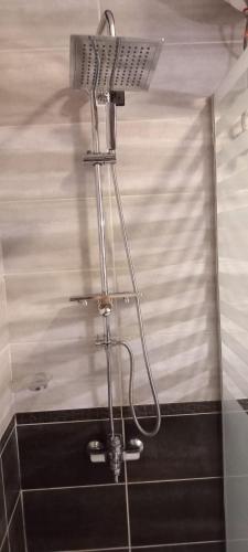 a shower in a bathroom with a shower head at شقق البيت الجديد - شقق مخدومه in Yanbu