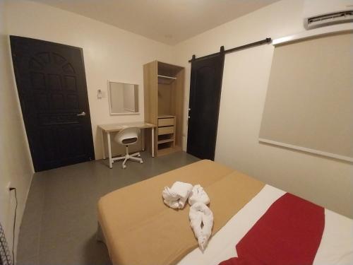 a bedroom with a bed and a black door at Sunny Villa DJE in Angeles