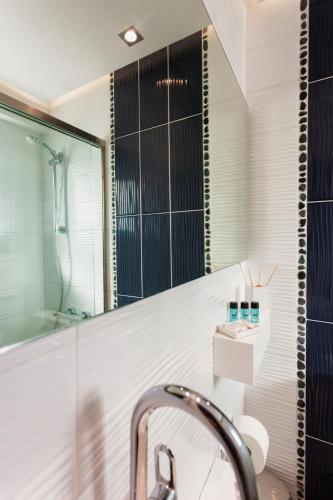 a bathroom with a sink and a mirror at Thetis in Alikanas