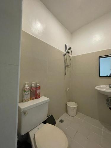 Koupelna v ubytování The Family Suite at the Mactan Airport