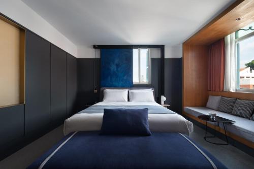 Listen to the 19th century German castle hotelにあるベッド