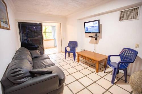 a living room with a couch and a table and chairs at MAR SERENA Vacaciones SC in Porlamar