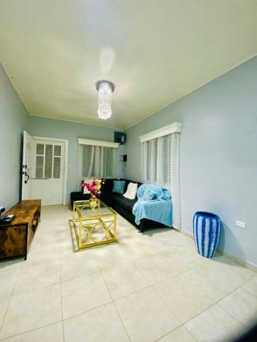 Coin salon dans l'établissement NEW Vacation home with a swimming pool and barbecue area