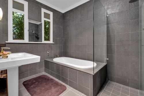 a bathroom with a tub and a sink at Dennarque Estate in Mount Wilson