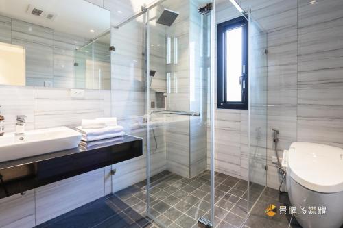 Un baño con inodoro, lavabo y ducha. en 金湯8號, en Yuanshan