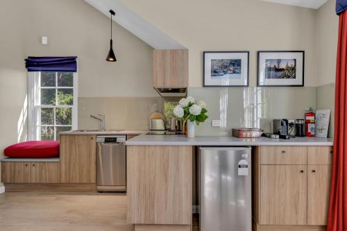 a kitchen with wooden cabinets and a counter top at Dennarque Estate in Mount Wilson