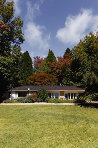 a house with a lawn in front of it at Dennarque Estate in Mount Wilson