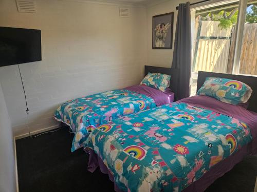 Rúm í herbergi á Bright, central and private home in Frankston