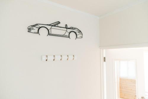 a drawing of a car on a wall at ビーチハウス秋谷 - 小型犬2匹まで一緒に泊まれる戸建貸切 in Yokosuka