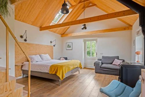a bedroom with a bed and a couch at B&B 't Varkenshuus in Aalten