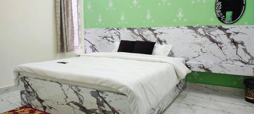 Postel nebo postele na pokoji v ubytování Yash Paying Guest House