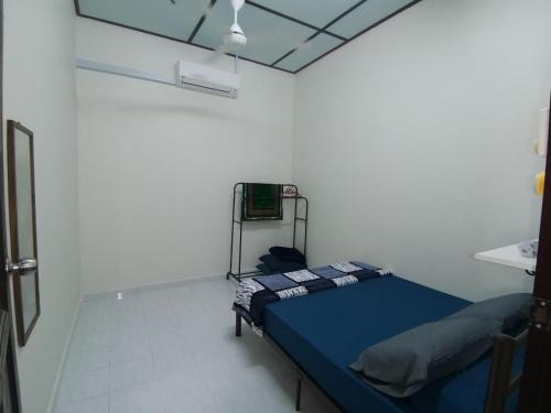 Ένα ή περισσότερα κρεβάτια σε δωμάτιο στο Annur Homestay 2