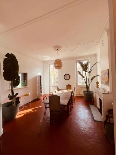 un grand salon avec une table et des chaises dans l'établissement big&cozy Flat 180m2, à Marseille