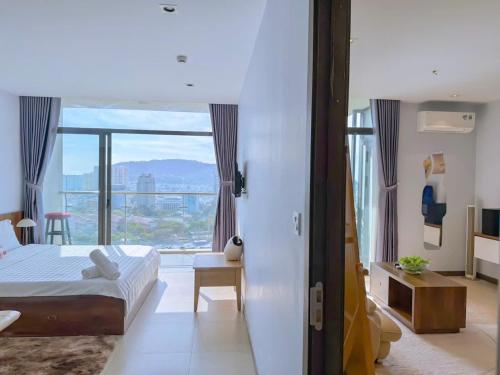 a bedroom with a bed and a large window at Condotel CSJ Vũng Tàu - Apartment Luxury CSJ Vung Tau in Vung Tau