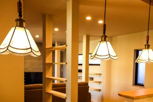 Guest house Watanabe 日本酒で乾杯する1日1組の和モダン貸切ヴィラ EV充電可