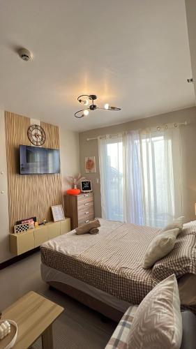 Un pat sau paturi într-o cameră la Pool view Condo with Balcony near Mactan Airport - La Vela Studio Mactan