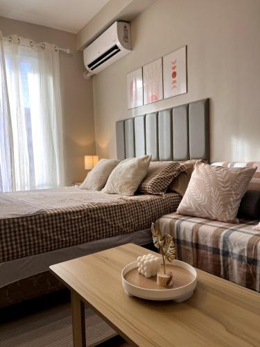 Un pat sau paturi într-o cameră la Pool view Condo with Balcony near Mactan Airport - La Vela Studio Mactan