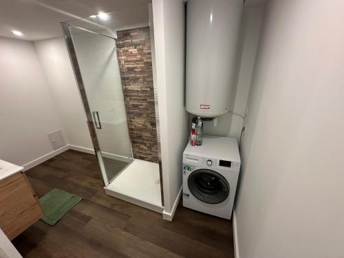 La salle de bains est pourvue d'un lave-linge et d'un miroir. dans l'établissement Appartement granville, à Granville