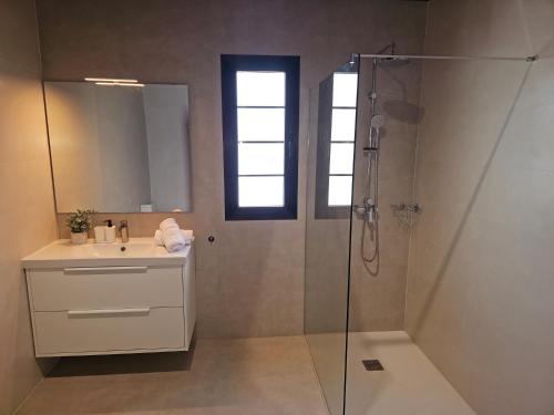 a bathroom with a shower and a sink and a mirror at Casona IROKO in La Costa