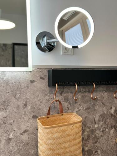 a basket on the floor in front of a mirror at Ferienhaus Höhennest am Niederrhein - 30 Min Düsseldorf Venlo - SmartTV in Viersen