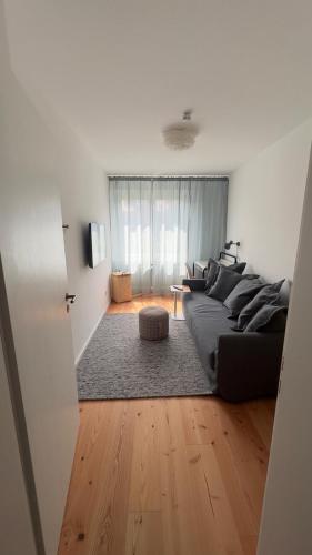 a living room with a couch and a table at Ferienhaus Höhennest am Niederrhein - 30 Min Düsseldorf Venlo - SmartTV in Viersen
