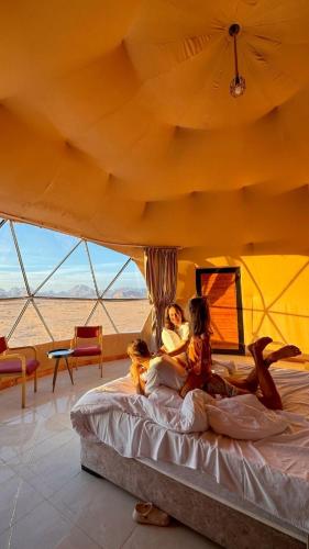 Postel nebo postele na pokoji v ubytování Wadi Rum Bedouin style camp