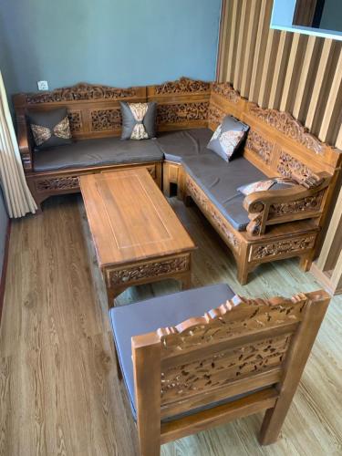Ruang duduk di Cemara Home Stay