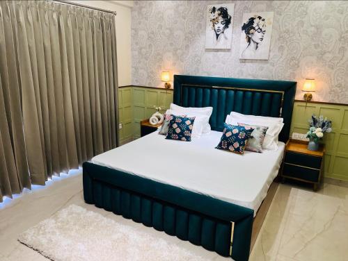Ένα ή περισσότερα κρεβάτια σε δωμάτιο στο HILLTOP RESIDENCY Luxury 1 BHK Appartment