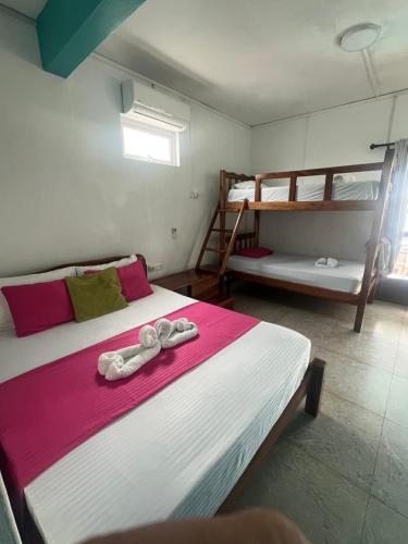 Una cama o camas en una habitación de Happy Destination Auberge