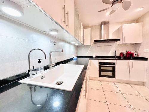 Kuchyň nebo kuchyňský kout v ubytování JP dream house apartments in Puerto Banus